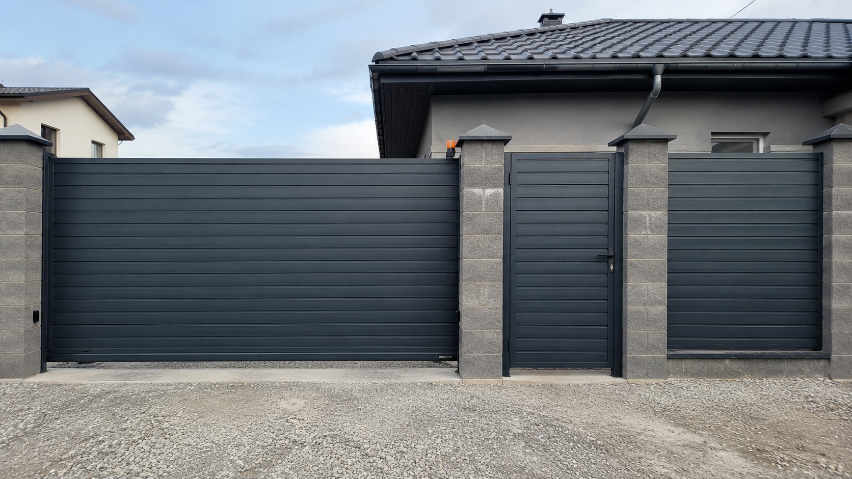Ворота, калитка и забор в одном стиле — как собрать комплект без визуального хаоса